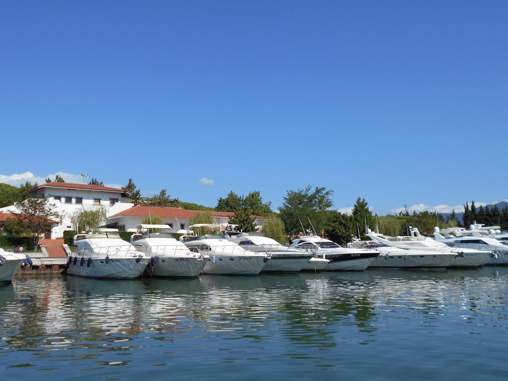 Iron Gate Marina3B Hotel Сарцана Екстериор снимка