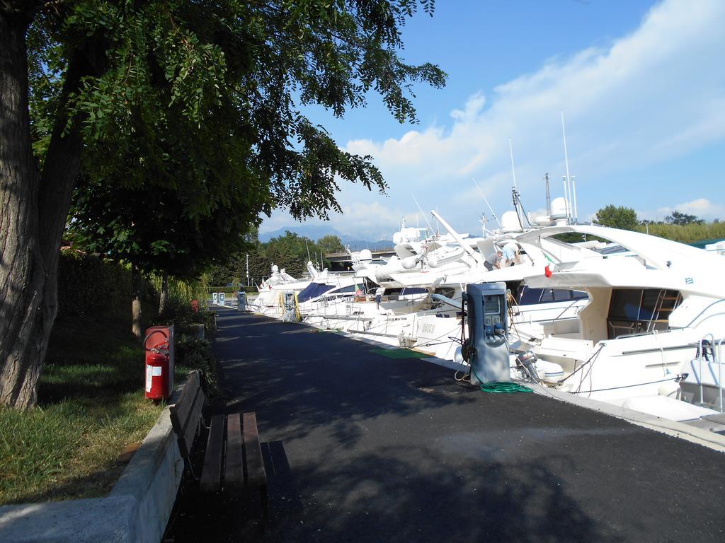 Iron Gate Marina3B Hotel Сарцана Екстериор снимка